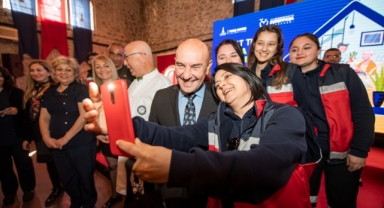 Başkan Soyer evde bakım hizmeti veren sağlık personelini kutladı