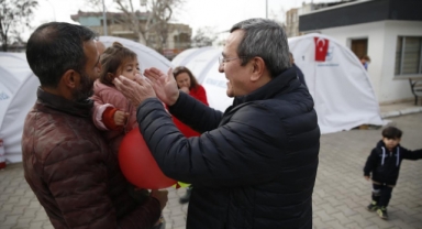 Batur’dan Konak’ın çadır kentine ziyaret