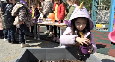 Bornovalı minikler toprakla buluştu