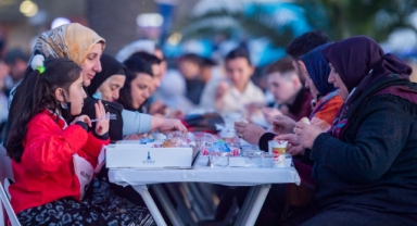 Büyükşehir'in iftar programı bütçesi depremzedelere ayırıldı