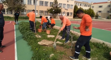 Çeşme’de okul bahçeleri meyve bahçesine dönüşüyor