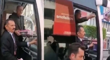 Cumhurbaşkanı Erdoğan depremzedelere oyuncak attı