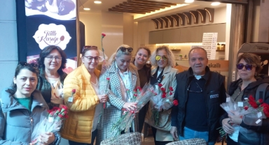 Genç Parti'den kadınlara karanfilli kutlama