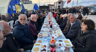 Güzelbahçe Belediyesi konteyner kentte iftar yemeği vermeye başladı