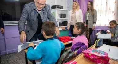 İzmir Fenerbahçeliler Derneği’nden bin 500 öğrenciye bayramlık kıyafet!