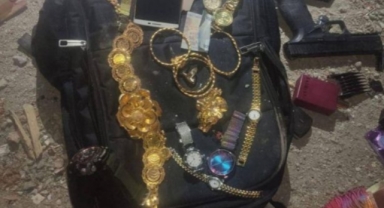 Komiser yardımcısı, enkazdan çıkarılmış döviz ve altın dolu çantayla yakalandı!