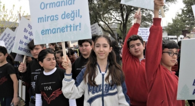 Orman haftasına anlamlı etkinlik... Bornova’ya, miniklerin elinden yeni fidanlar 