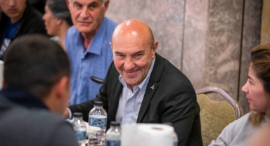 Başkan Soyer depremzedelerin derdini depremzedelerden dinledi