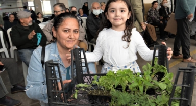 Bornova Belediyesi'nden tarım hamlesi: Yüz bin fide vatandaşa teslim edildi