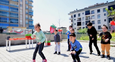 Bornovalı miniklerin Çilek Şenliği coşkusu