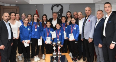Bornovalı sporculardan Başkan İduğ'a ziyaret