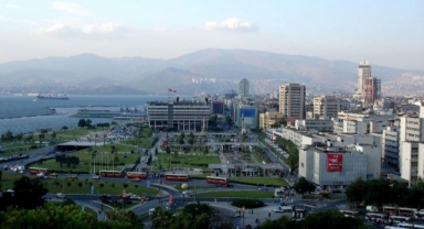 CHP liderinin ilk seçim ofisi Konak'ta açıldı