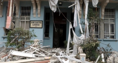 Depremzede öğrenciler için karar: Telafiyi yaz okulunda yapacaklar 