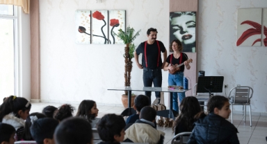 İzmirli tiyatrocular depremzede çocukların yüzünü güldürdü