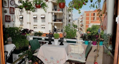 Karşıyaka'da balkonlar yarışıyor