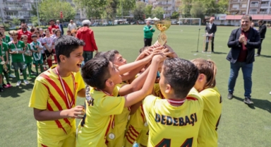 Karşıyakalı minikler 23 Nisan'ı futbol turnuvasıyla karşıladı