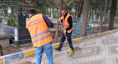 Kemalpaşa'da bayram öncesi mezarlık temizliği 