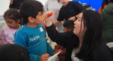 Koreli öğrenciler depremzede çocukları güldürdü