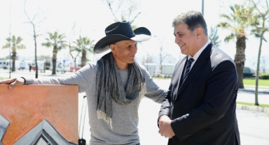 Meksikalı aktivistten Karşıyakalılara sanatsal armağan 