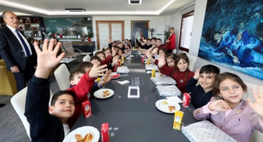 Narlıdereli miniklerden Başkan Engin'e sürpriz ziyaret