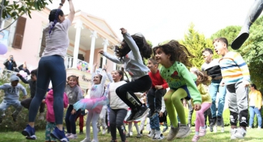 Sayra Çınar depremzede çocukların yüzünü güldürdü