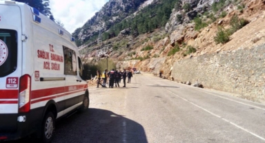 Üzerine kaya devrilen otomobildeki dört öğretmen öldü 