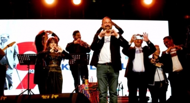 19 Mayıs'ta Ceylan Ertem rüzgarı... Çiğlililer bayramı coşkuyla karşıladı