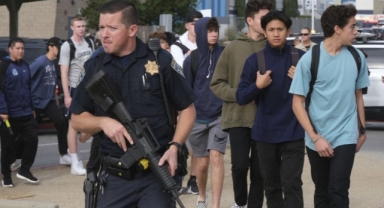 ABD’de de silahlı okul saldırıları: Sırt çantası takmak yasaklandı 