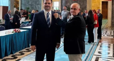 AK Partili İnan TBMM’ye giderek kayıt işlemlerini tamamladı: Milletvekili rozetini yakasına babası taktı