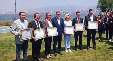 AK Partili milletvekilleri mazbatalarını aldı