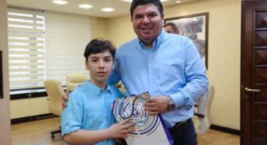 Başkan Kılıç çevrimiçi denemelerde dereceye giren öğrencilere ödüllerini verdi 