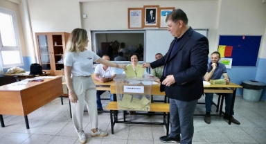 Başkan Tugay eşiyle birlikte oy kullandı