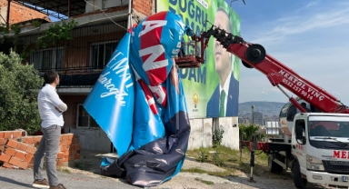 Bayraklı'da afiş krizi: AK Parti'den gasp iddiası