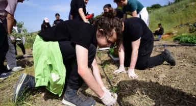 Bornova Belediyesi'nden yeni üreticiye tohum desteği 