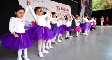 Bornova'da sahne miniklerin 