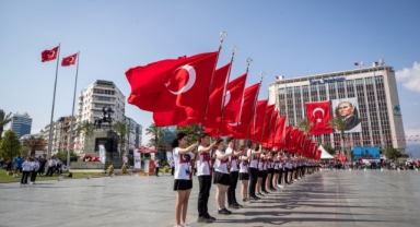 Cumhuriyet Meydanı'nda 19 Mayıs rüzgarı esti... İzmirliler bayramı coşkuyla kutladı