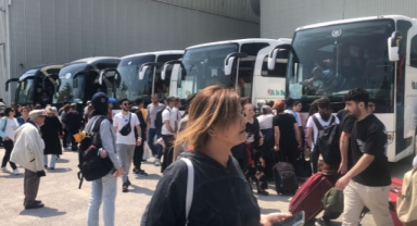 Depremzedelerin demokrasi yolculuğu... Oy kullanmak için İzmir’den yola çıktılar!