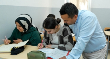 Gaziemir Belediyesi sınava hazırlanan öğrencileri yalnız bırakmadı