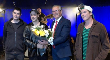 Gaziemirliler 19 Mayıs'ı Duman konseriyle kutladı