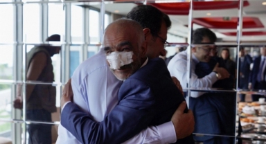 İmamoğlu taşlı saldırıda yaralananlarla Rize'de buluştu