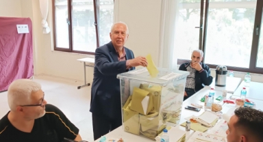 Karabağlar Belediye Başkanı Muhittin Selvi Topu oyunu kullandı