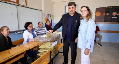 Karşıyaka Belediye Başkanı Dr. Cemil Tugay oyunu kullandı