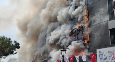 Karşıyaka Çarşı'da yangın paniği... İncelemeler devam ediyor