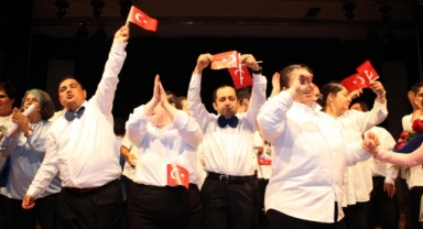 Karşıyaka Engelliler Haftası'nı gösterilerle kutladı... Özel eğitimli gençler çaldı, söyledi, oynadı