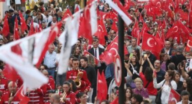 Karşıyakalılar 19 Mayıs için meydanlara indi...