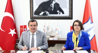 Konak'ta imzalar güçlü kadınlar için atıldı... 