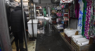 Mayıs ayında İzmirlilere dolu sürprizi... Kemeraltı'nda bazı dükkanları su bastı