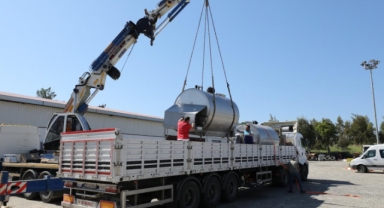 Menderes Hataylı üreticiyi yalnız bırakmadı... İki adet süt tankı deprem bölgesine hibe edildi