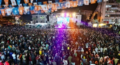 Menemen'de AK Parti'den miting havasında konser 