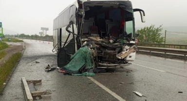 Öğrencileri İzmir'e taşıyan servis TIR'a çarptı: 33 kişi yaralandı